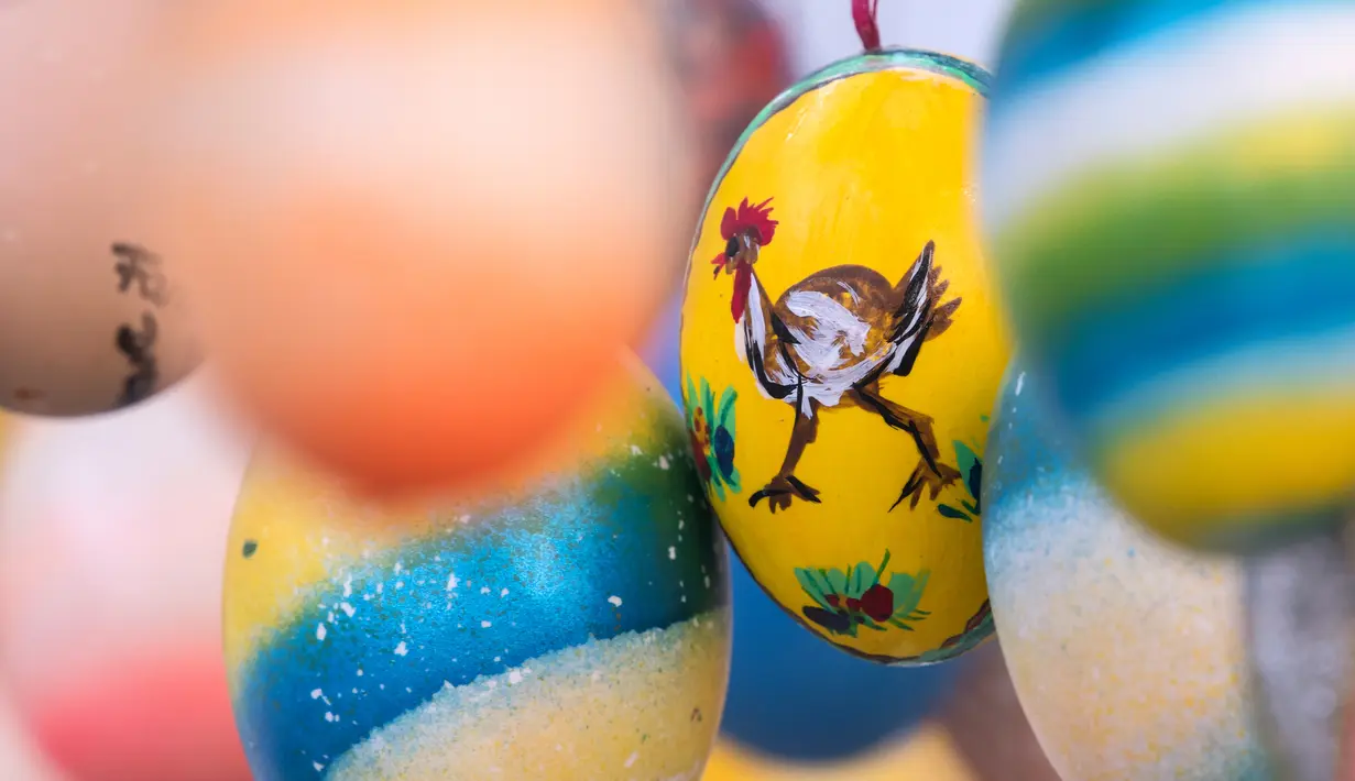 Telur paskah warna-warni menghiasi sebuah pohon robinia yang berdiri di kota Saalfeld, Jerman, Jumat (30/3). Pohon Paskah, merupakan tradisi lain yang berumur berabad-abad dan dibuat dari pohon atau semak kecil yang masih hidup. (AP/Jens Meyer)