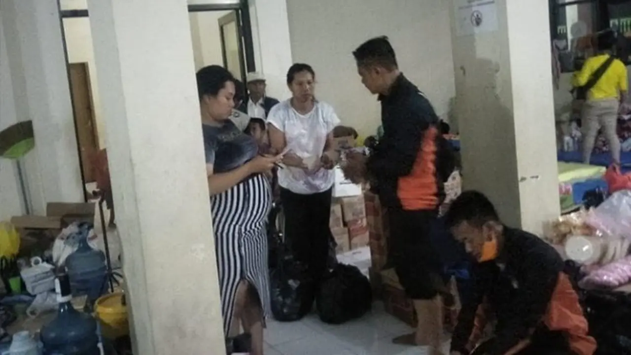 Bagikan nasi bungkus di pengungsian