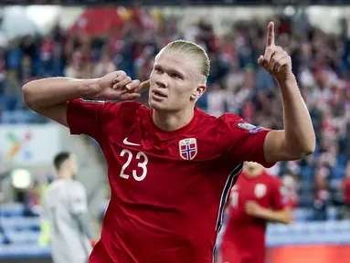 Pemain Norwegia Erling Braut Haaland melakukan selebrasi usai mencetak gol ke gawang Belanda pada pertandingan kualifikasi Piala Dunia 2022 di Stadion Ullevaal, Oslo, Norwegia, Rabu (1/9/2021). Pertandingan berakhir dengan skor 1-1. (Stian Lysberg Solum/NTB via AP)