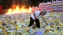 Seorang pria etnis Tionghoa membakar uang arwah saat festival Hungry Ghost atau Hantu Kelaparan di Medan, Sumatera Utara (5/9). Di Indonesia festival ini lebih dikenal dengan perayaan Zhong Yuan. (AP Photo/Binsar Bakkara)