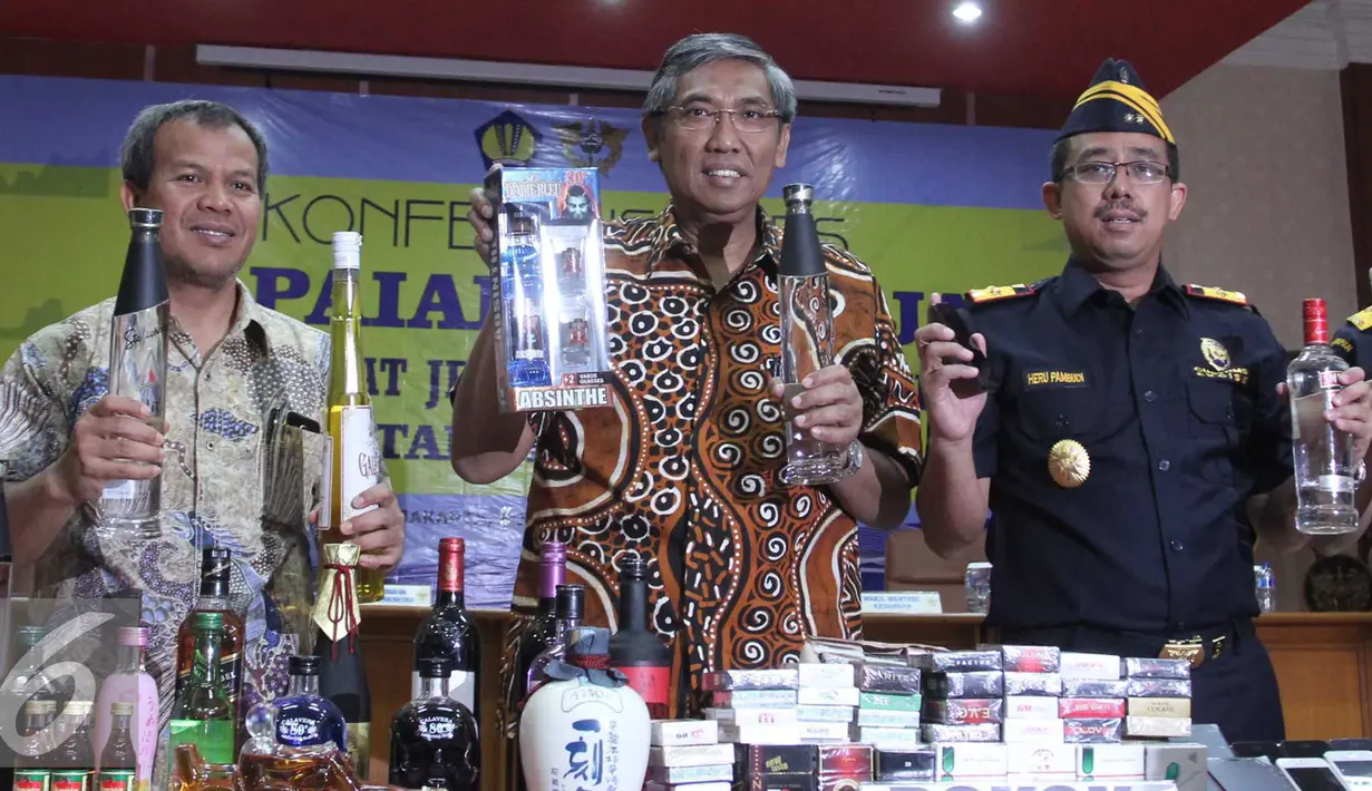 Wakil Menteri Keuangan Mardiasmo (tengah) dan Dirjen Bea Cukai Heru Pambudi (kiri) memperlihatkan barang bukti di Jakarta, Jumat (8/1/2016). DJBC sepanjang tahun 2015 berhasil menembus angka 10.009 dalam kasus bea dan cukai. (Liputan6.com/Angga Yuniar)