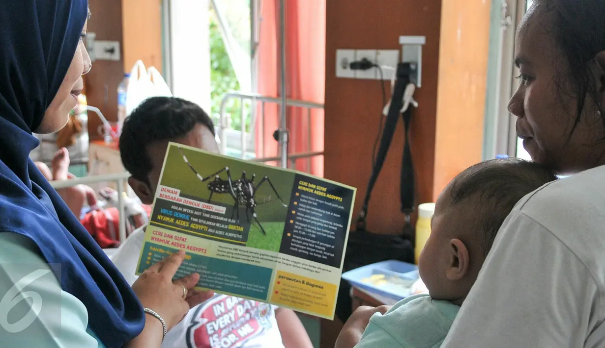 Perawat RSUD Depok melakukan sosialisasi pencegahan dan bahaya DBD, Depok, Selasa (9/2/2016). Jumlah penderita DBD di sejumlah wilayah cenderung meningkat seiring musim penghujan. (Liputan6.com/Yoppy Renato)