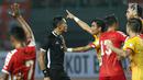 Pemain Selangor FA melakukan protes kepada wasit Mustafa Umarella saat laga persahabatan melawan Persija di Stadion Patriot Candrabhaga, Bekasi, Kamis (6/9). Babak pertama berakhir imbang 1-1. (Liputan6.com/Helmi Fithriansyah)