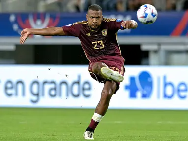 Pemain Venezuela, Jose Rondon mencetak ke gawang Kanada melalui tendangan jarak jauh pada laga perempat final Copa Ameirca 2024 di  AT&T Stadium, Arlington, Texas, Sabtu (06/07/2024) WIB. (AFP/Juan Mabromata)