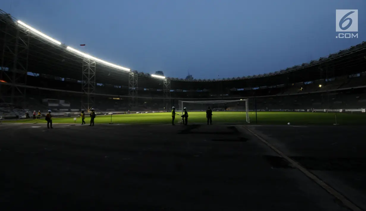 Suasana pengetesan lampu lapangan Stadion Utama Gelora Bung Karno, Jakarta, Selasa (8/8). Hingga saat ini, renovasi telah mencapai sekitar 80% dan ditargetkan rampung pada akhir 2017. (Liputan6.com/Helmi Fithriansyah)