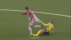 Berita video gelandang Spanyol yang main di klub Norwegia, Pau Morer, punya cara berbeda tarik kaus lawan. This video presented BallBall.