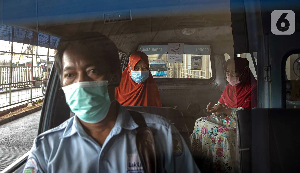 Sopir dan penumpang mengenakan masker dan menjaga jarak dalam angkutan umum Jak Lingko di Tanah Abang, Jakarta, Kamis (22/7/2021). Guna memutus penyebaran rantai COVID-19, Jak Lingko mewajibkan sopir dan penumpang menerapkan protokol kesehatan ketat. (Liputan6.com/Faizal Fanani)