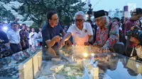 Gubernur DKI Jakarta Anies Baswedan bersama Direktur Utama PT Jakarta Propertindo Dwi Wahyu Daryoto dan Budayawan Salim Said mengamati maket pembangunan Revitalisasi Taman Ismail Marzuki (TIM) saat groundbreaking Revitalisasi TIM di Jakarta, Rabu (3/7/2019). (Liputan6.com/Johan Tallo)