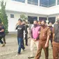DS (Diborgol), bekas Kepala Desa Mekarsari, Kecamatan Cibalong, Garut, Jawa Barat, akhirnya ditahan pihak Kejaksaan Negeri Garut, dalam kasus penyelewengan raskin hingga Rp 1,7 miliar. (Liputan6.com/Jayadi Supriadin)
