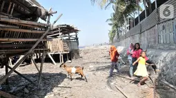 Anak-anak bermain di pesisir Kampung Baru, Cilincing, Jakarta, Selasa (22/10/2019). Mayoritas penduduk Kampung Baru atau biasa dikenal Kampung Nelayan adalah pendatang dari luar Jakarta yang kebanyakan berprofesi sebagai nelayan dan buruh kasar. (merdeka.com/Iqbal Nugroho)