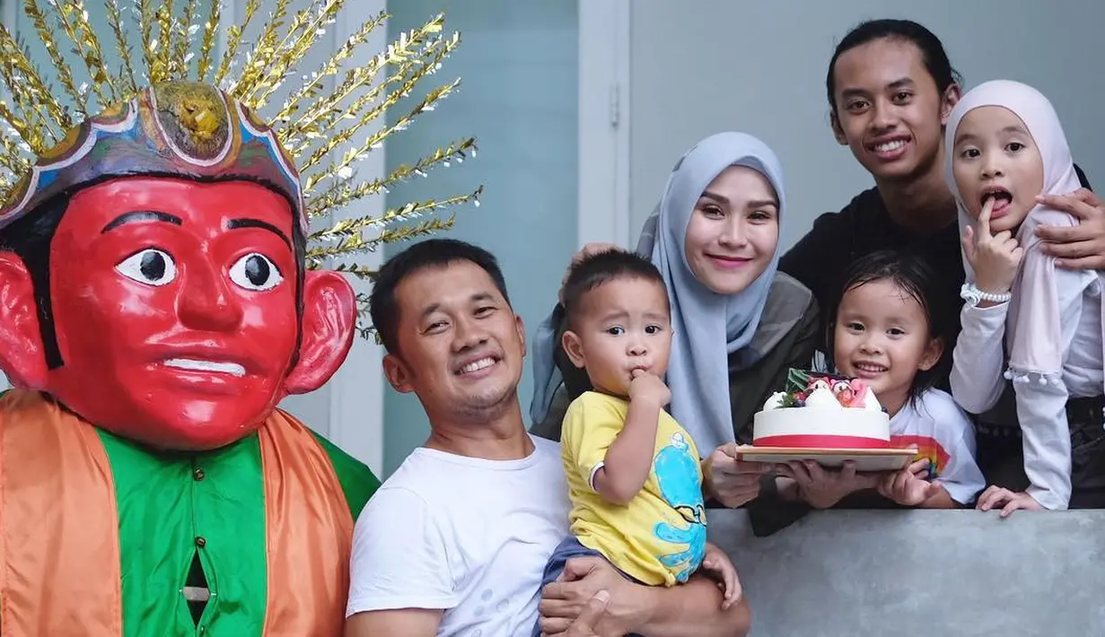 Zaskia Adya Mecca Ondel-ondel (Instagram/zaskiadyamecca)