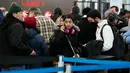 Wisatawan menunggu untuk melewati pos pemeriksaan keamanan di Bandara Internasional O'Hare, Chicago, Amerika Serikat, 19 Desember 2022. Liburan Natal dan Tahun Baru bagi sebagian warga Amerika Serikat dan Eropa tahun ini menghadirkan kekhawatiran karena tekanan ekonomi. (AP Photo/Nam Y. Huh)