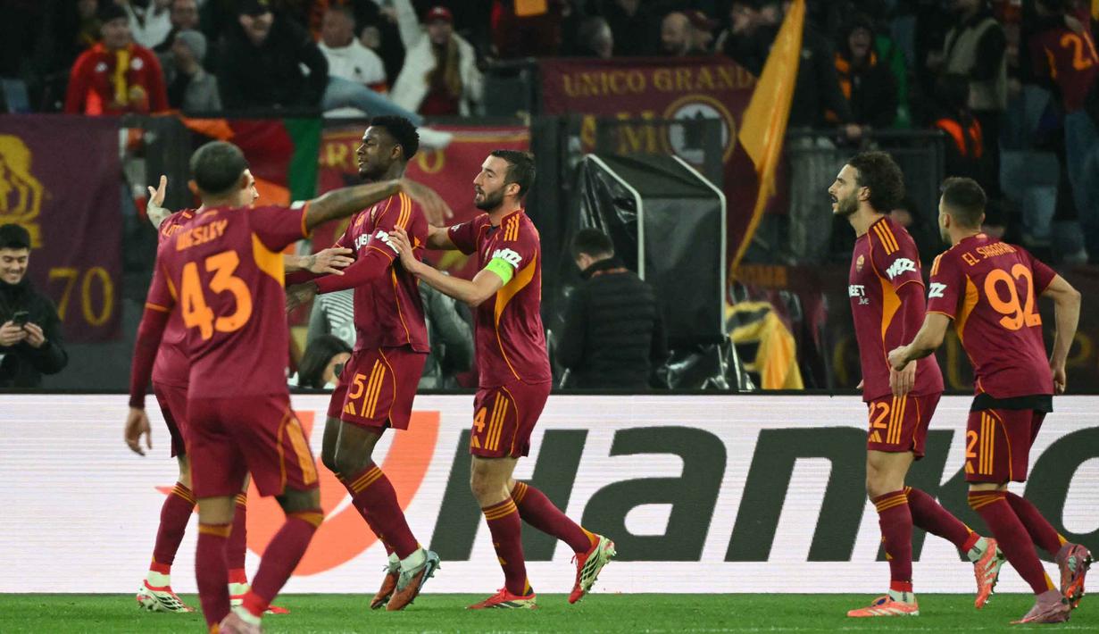 Sementara, tiga gol AS Roma dicetak Evan Ndicka (32), Donyell Malen (69 (P) dan Lorenzo Pellegrini (80). Tampak dalam foto, bek AS Roma asal Pantai Gading, Obite Evan Ndicka (kedua kiri) merayakan golnya pada pertandingan leg kedua 16 besar Liga Europa 2025/2026 melawan Bologna di Stadion Olimpico, Kamis (19/3/2026) waktu setempat atau Jumat 20 Maret 2026 dini hari WIB. (Alberto PIZZOLI/AFP)