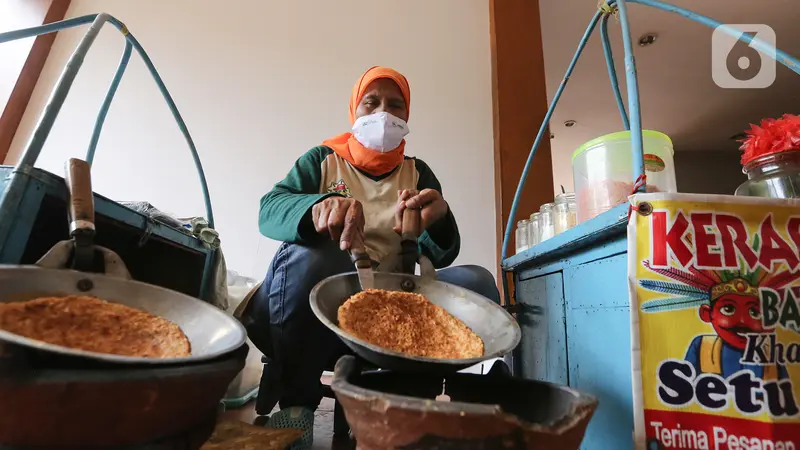 Geliat Pedagang Makanan di Kampung Budaya Betawi