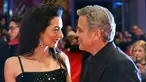 Aktor AS George Clooney dan istrinya, Amal Alamuddin berpose untuk fotografer saat tiba di karpet merah pemutaran film "Hail, Caesar!" pada pembukaan Berlin International Film Festival ke-66 di Berlin, Jerman, Kamis (11/2). (REUTERS/Fabrizio Bensch)