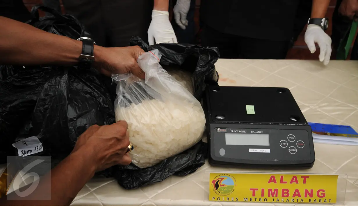 Petugas Polres Jakarta Barat menimbang narkotika jenis sabu saat rilis di Jakarta, Rabu (23/3/2016). Sat Narkoba Polres Jakarta Barat mengamankan satu tersangka berikut 16 kg sabu. (Liputan6.com/Helmi Fithriansyah)