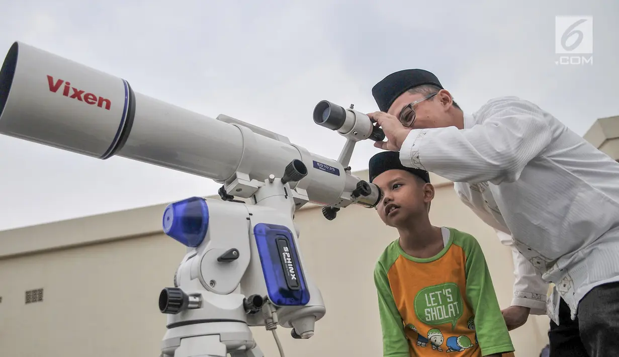 Tim hisab rukyat Kanwil Kemenag DKI Jakarta memantau hilal menggunakan teleskop di atap Gedung Kanwil Kemenag DKI Jakarta, Senin (03/6/2019). Berdasarkan fatwa MUI, posisi hilal baru bisa ditentukan apabila berada pada titik 2 derajat di atas ufuk. (merdeka.com/Iqbal S Nugroho)