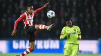 Bek PSV Eindhoven, Joshua Brenet, berharap bisa menghadapi Barcelona pada babak 16 besar Liga Champions. (AFP/John Thys)