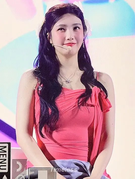 Tema pink dan biru jadi benang merah outfit mereka. Joy tampak merona dengan sleeveless dress yang minimalis tapi cantik. [Instagram.com/joy_updates]