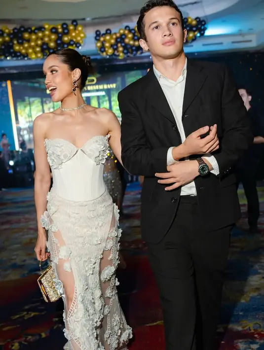 <p>Cinta Laura baru saja menghadiri sebuah acara bersama kekasihnya, Arya Vasco. Pada kesempatan tersebut, kedua pun tampil memukau dengan busana yang dikenakan bahkan kedua bak mempelai pengantin. [@claurakiehl]</p>