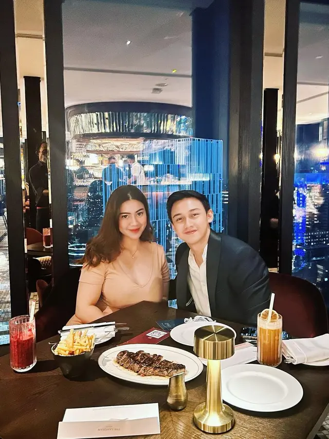 Anniversary Pertama, Ini 6 Momen Dinner Romantis Felicya Angelista dan Caesar Hito