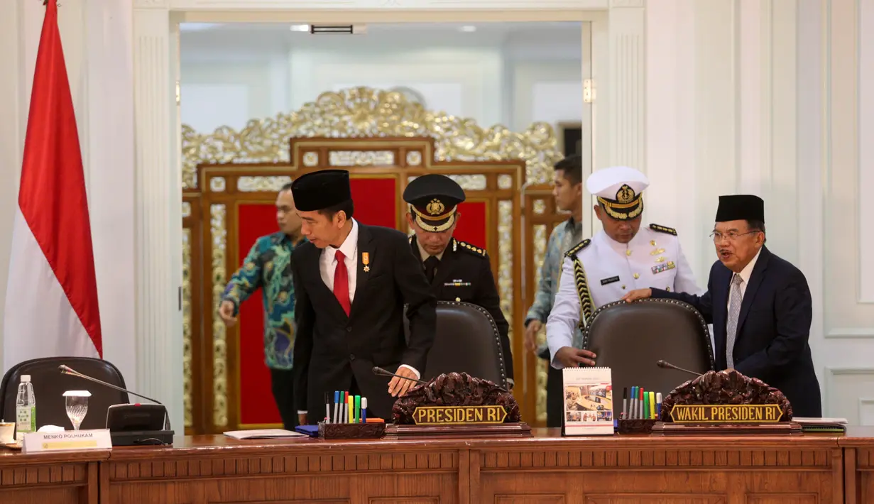 Presiden Joko Widodo dan Wakil Presiden Jusuf Kalla memimpin rapat Kabinet di Kantor Presiden komplek Istana Kepresidenan, Jakarta, Rabu (1/9/2015). Rapat membahas krisis ekonomi yang sedang dilanda Indonesia saat ini. (Liputan6.com/Faizal Fanani)