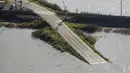 Kawasan Sungai Stillaguamish meluap hingga menutupi jalan pasca badai yang melanda negara bagian Washington, (19/11/2015). Hingga saat ini 185.000 rumah tidak disuplai listrik karena masih banyak daerah yang tergenang air. (REUTERS/Jason Redmond)