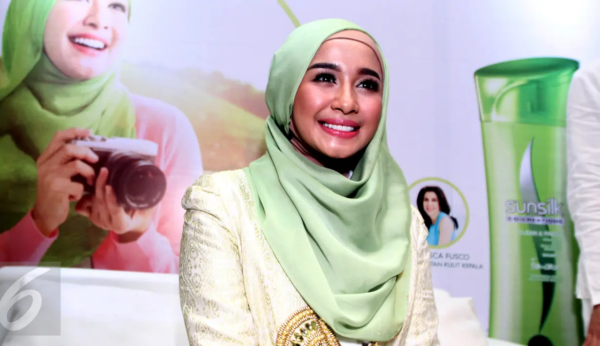 Riasan natural memaksimalkan penampilan aktris Laudya Cynthia Bella saat ditemui pada sebuah acara di kawasan Menteng, Jakarta, Selasa (16/5/2015). (Liputan6.com/Panji Diksana)