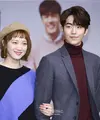 Lee Sung Kyung dan Nam Joo Hyuk hadiri konferensi pers serial drama terbarunya yang berjudul “Weightlifting Fairy Kim Bok Joo”. Sung Kyung dan Joo Hyuk diminta pendapat soal drama lain yang dibintangi Lee Minho dan Jun Ji Hyun. (doc.Soompi)