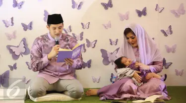  Nindy Ayunda dan Suaminya, Askara Parasady saat mengelar syukuran aqiqah anak ke-2 nya, Kanara di Jakarta, Sabtu (21/1). Nindy mengatakan butuh waktu satu bulan mempersiapkan aqiqah dan syukuran kelahiran sang buah hati.  (Liputan6.com/Herman Zakharia)