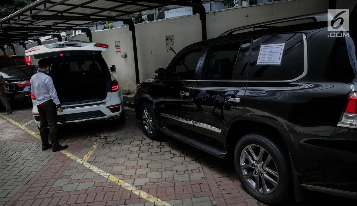 Mobil Lexus yang akan dilelang terparkir di halaman Gedung KPK lama, Jakarta, Senin (20/11). Kendaraan mewah milik terpidana korupsi tersebut akan dilelang KPK 24 November 2017. (Liputan6.com/Faizal Fanani)