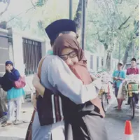 Shireen Sungkar memeluk Teuku Whisnu saat hendak menunaikan ibadah haji. (Instagram @shireensungkar)