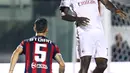 Pemain AC Milan, Franck Kessie (kanan) menyundul bola saat diadang pemain Crotone, Adrian Stoian pada lanjutan Serie A di Ezio Scida Stadium, (20/8/2017). Milan menang 3-0. (AFP/ Carlo Hermann)