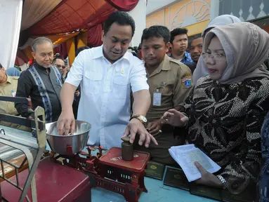 Menteri Perdagangan Rachmat Gobel mengunjungi Pasar Meruya Ilir, Jakarta Barat, Selasa (25/11/2014). (Liputan6.com/Herman Zakharia)