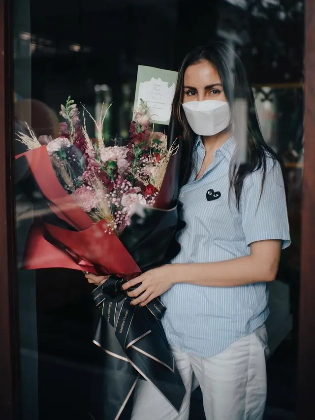 7 Potret Ulang Tahun Momo Geisha yang Harus Disekat Kaca Karena Positif Covid-19