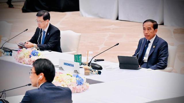Presiden Jokowi menghadiri Dialog Informal Pemimpin APEC dengan sejumlah undangan di Queen Sirikit National Convention Center, Bangkok Thailand, Jumat (18/11/2022).