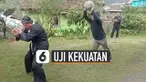 Rasa sakitnya tak dapat disembunyikan, terdengar dari suaranya yang sesak.