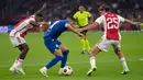 Tensi tinggi pertandingan membuat pemain muda Ajax berusia 18 tahun, Silvano Vos, harus dikartu merah wasit pada pengujung babak kedua. Sebelumnya Vos sudah mendapat kartu kuning pada menit ke-55. (AP Photo/Peter Dejong)
