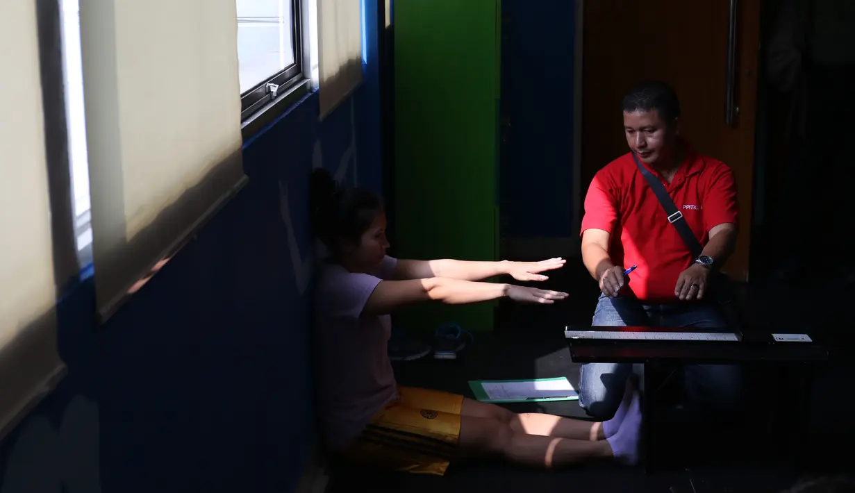 Seorang atlet Angkat Besi Indonesia, sedang mengikuti instruksi saat melakukan test Sport Science sebagai persiapan menuju Olympiade Rio De Jeneiro 2016 di Gedung PP ITKON, Jakarta, Kamis (07/01/2016). (Bola.com/Nicklas Hanoatubun)