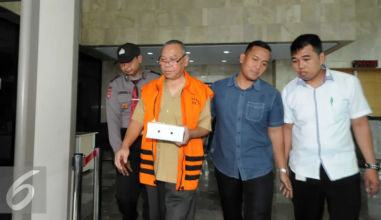 Doddy Arianto Supeno keluar dari gedung KPK membawa nasi kotak, Jakarta, Selasa (7/6). Doddy diperiksa terkait kasus pemberian hadiah atau janji terkait pengajuan Peninjauan Kembali (PK) pada PN Jakarta Pusat (Liputan6.com/Helmi Afandi)