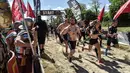 Peserta lomba memulai start "Legion Run" di Roma, Italia, Sabtu (13/4). Peserta harus melewati rintangan seperti dari lumpur, es dan kawat berduri dengan jarak tempuh 5 kilometer. (AFP PHOTO / Andreas SOLARO)