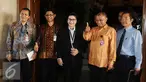 Ketua KPK, Agus Rahardjo (kedua kanan) bersama para pimpinan KPK menyapa pewarta jelang melakukan pertemuan tertutup dengan Jaksa Agung, HM Prasetyo di gedung Kejaksaan Agung di Jakarta, Selasa (5/1/2016). (Liputan6.com/Helmi Fithriansyah)