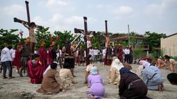 Pria di Filipina selalu siap untuk memainkan peran sebagai Yesus Kristus yang disalib selama Pekan Suci saat perayaan Jumat Agung sebelum Minggu Paskah. (AP Photo/Aaron Favila)