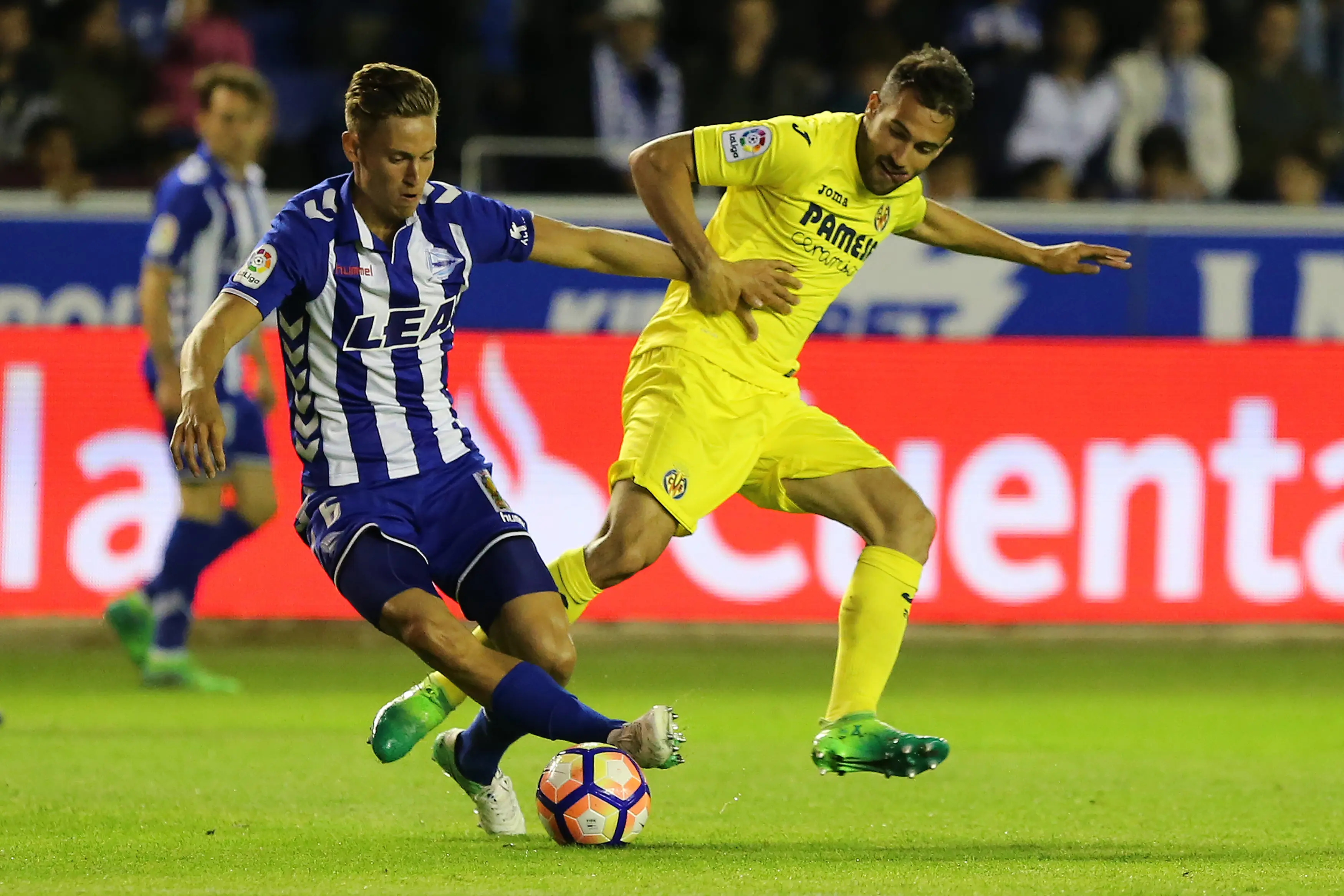 Gelandang muda Deportivo Alaves, Marcos Llorente (kiri). (CESAR MANSO / AFP)