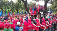 Demo buruh menuntut kenaikan UMP DKI 2017 (Liputan6.com/ Delvira Chaerani Hutabarat)