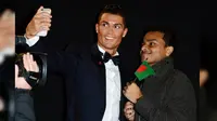 Cristiano Ronaldo berusaha pecahkan rekor selfie terbanyak dalam penayangan perdana film dokumenter tentang dirinya di London, Inggris. (Mirror)