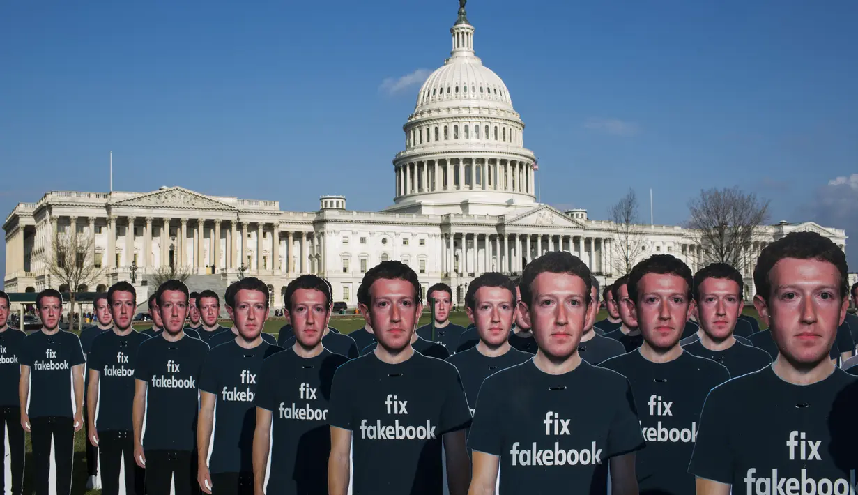 100 potongan karton CEO Facebook Mark Zuckerberg berjejer di halaman Capitol AS di Washington DC (10/4). Potongan karton Mark Zuckerberg ini dipajang di halaman Capitol AS oleh kelompok advokasi Avaaz. (Zach Gibson / Getty Images / AFP)