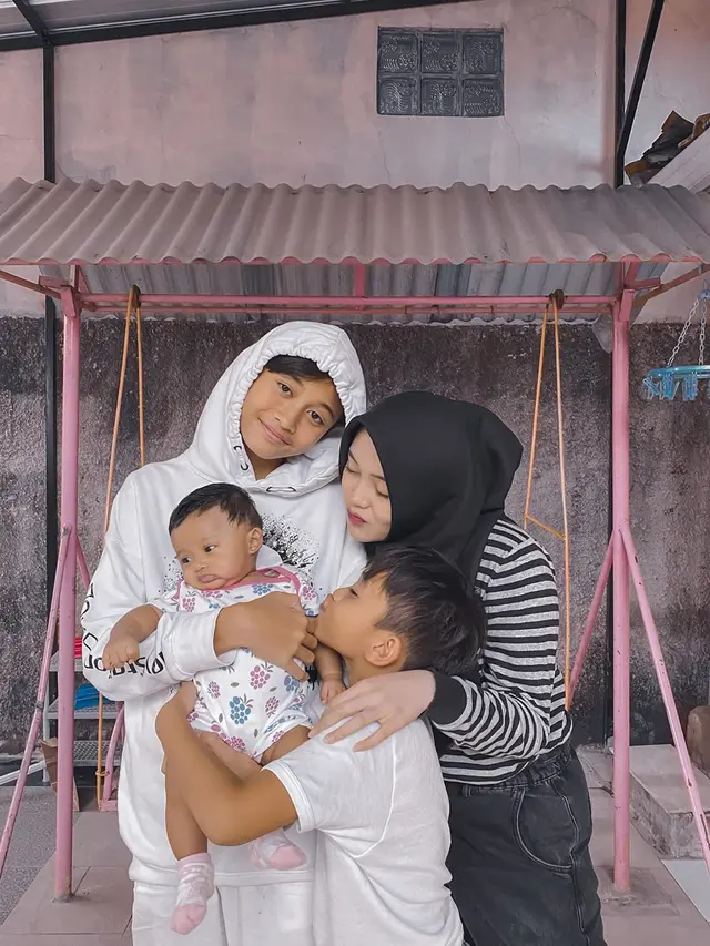 6 Potret Terbaru Bayi Mendiang Lina Mantan Istri Sule, Akrab dengan Kakak Sambungnya