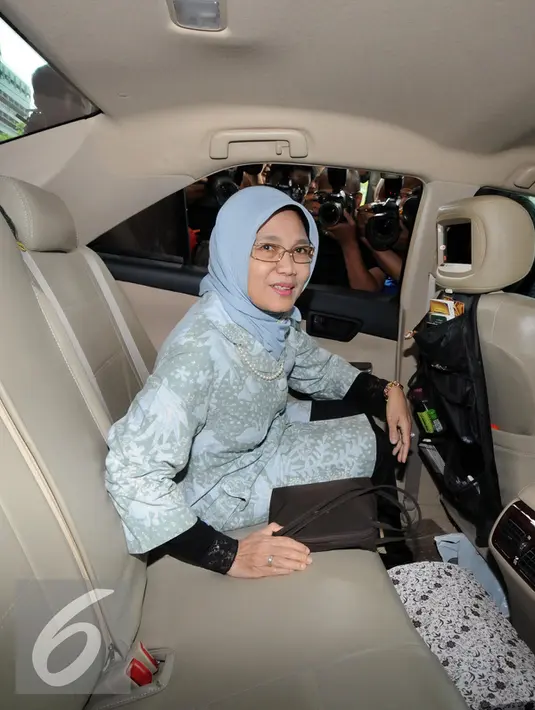 Sekjen DPR Winantuningtyastiti Swasanani berada didalam mobil usai jalani pemeriksaan oleh KPK, Jakarta, Kamis (26/11). Winantuningtyastiti diperiksa KPK sebagai saksi kasus penyalahgunaan dana Bansos Pemprov Sumut 2012-2013. (Liputan6.com/Helmi Afandi)