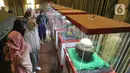 Pengunjung melihat-lihat benda saat Pameran Artefak Rasulullah dan Sahabat Nabi di Padepokan Welas Asih, Parung, Kabupaten Bogor, Jawa Barat, Minggu  (26/7/2020). Pameran ini bertujuan sebagai syiar untuk lebih menumbuhkan kecintaan kepada Rasulullah SAW. (merdeka.com/Arie Basuki)